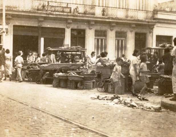 Foto de Comercios en La Habana. Foto Funcasta, ca. 1930. Fondos BNCJM.